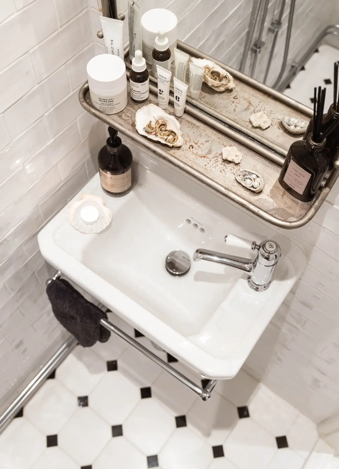 salle de bain zelliges et sol à cabochons noirs décoration blanche et scandinave studio 27m2 salle de bain zelliges et sol à cabochons noirs décoration blanche et scandinave studio 27m2