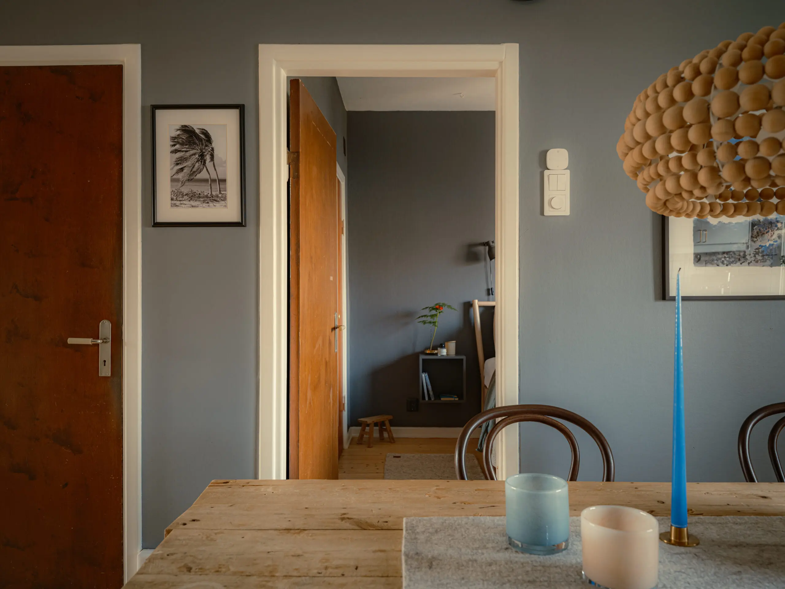 salle à manger et chambre murs gris bleu appartement 53m2 décoration scandinave et vintage salle à manger et chambre murs gris bleu appartement 53m2 décoration scandinave et vintage