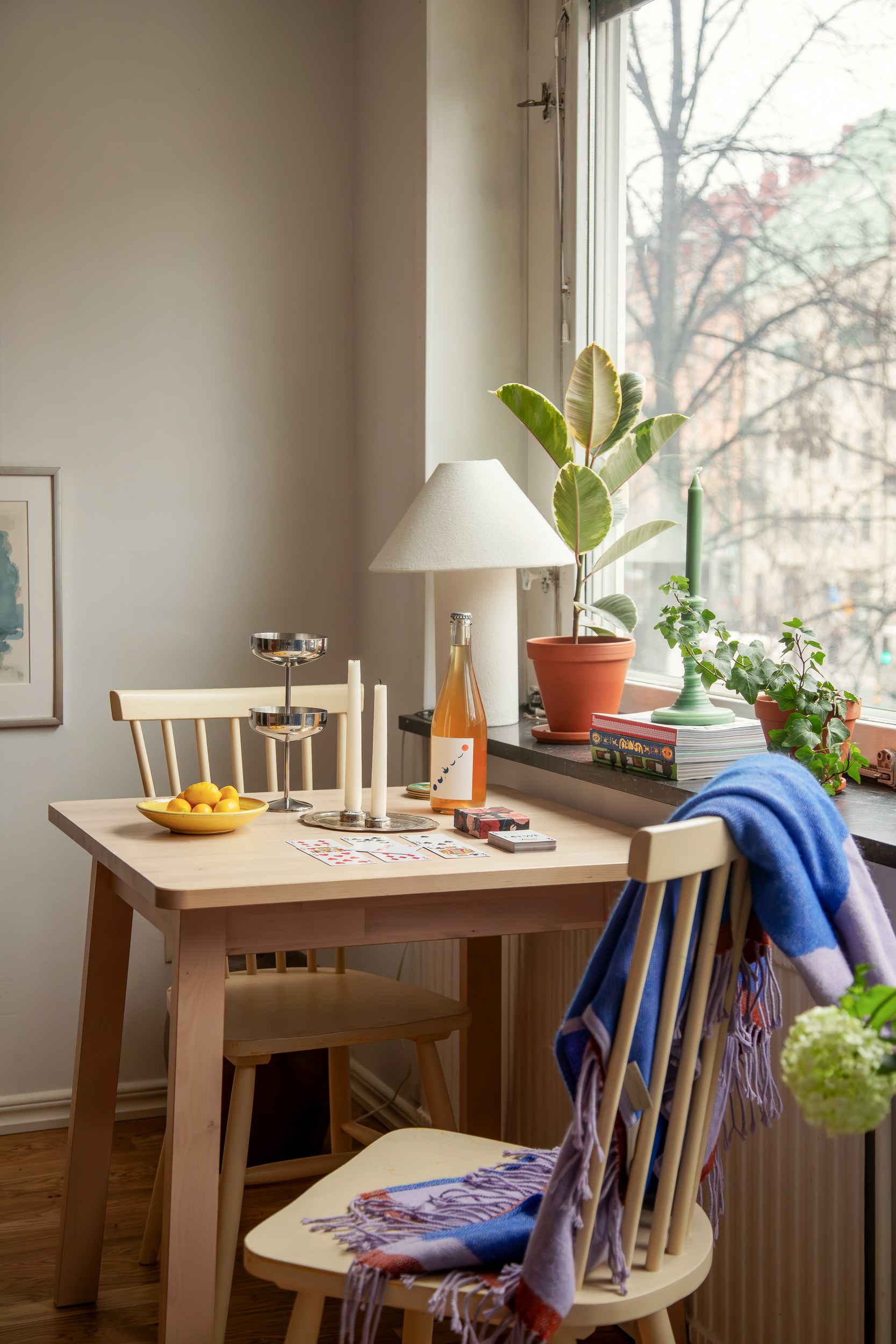 espace repas studio 21m2 décoration colorée et scandinave