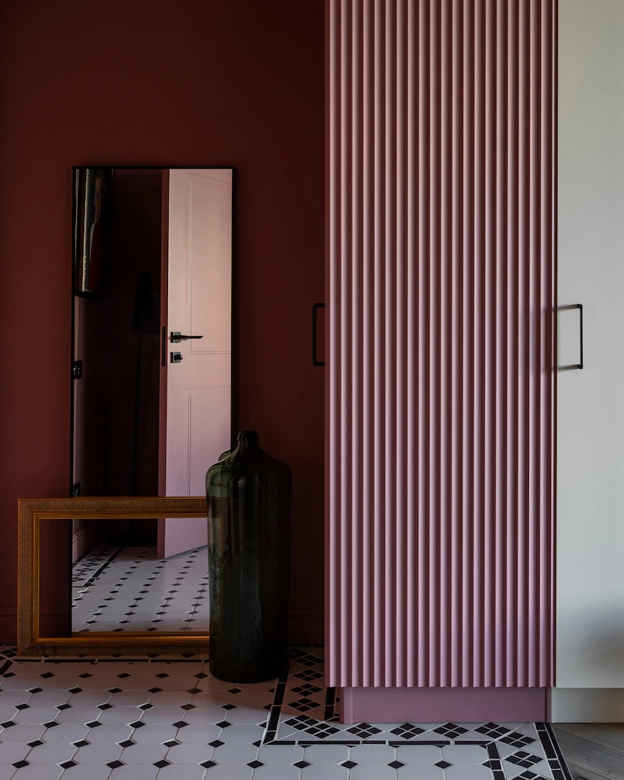 entrée murs couleur figue sol blanc à cabochons noirs décoration contemporaine studio 24m2 entrée murs couleur figue sol blanc à cabochons noirs décoration contemporaine studio 24m2