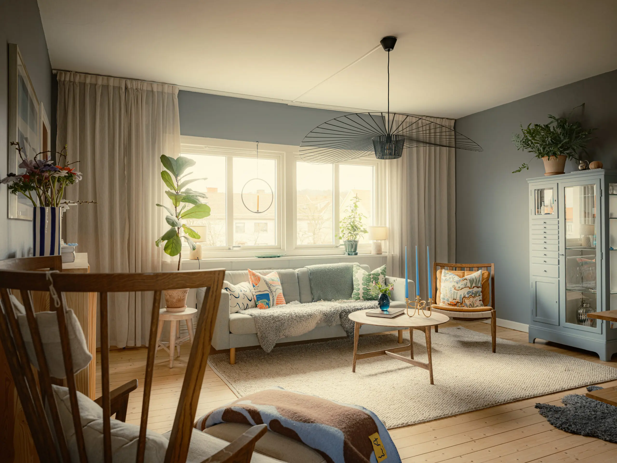 salon murs gris bleu appartement 53m2 décoration scandinave et vintage salon murs gris bleu appartement 53m2 décoration scandinave et vintage