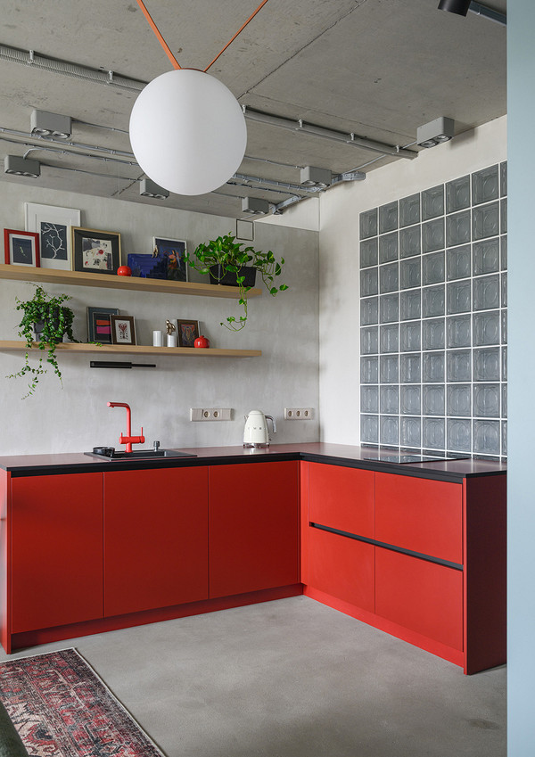 cuisine rouge appartement 55m2 murs et plafond béton pavés de verre décoration colorée et contemporaine cuisine rouge appartement 55m2 murs et plafond béton pavés de verre décoration colorée et contemporaine
