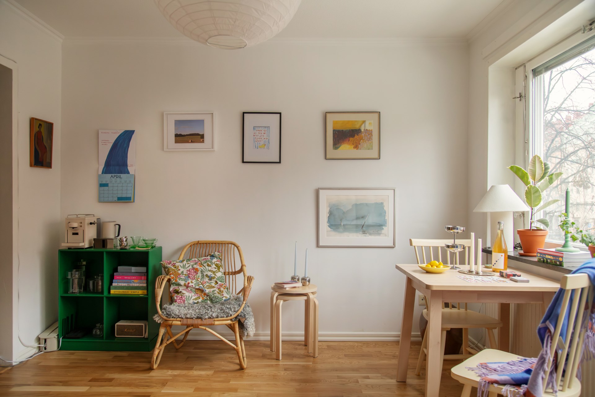 pièce principale studio 21m2 décoration colorée et scandinave