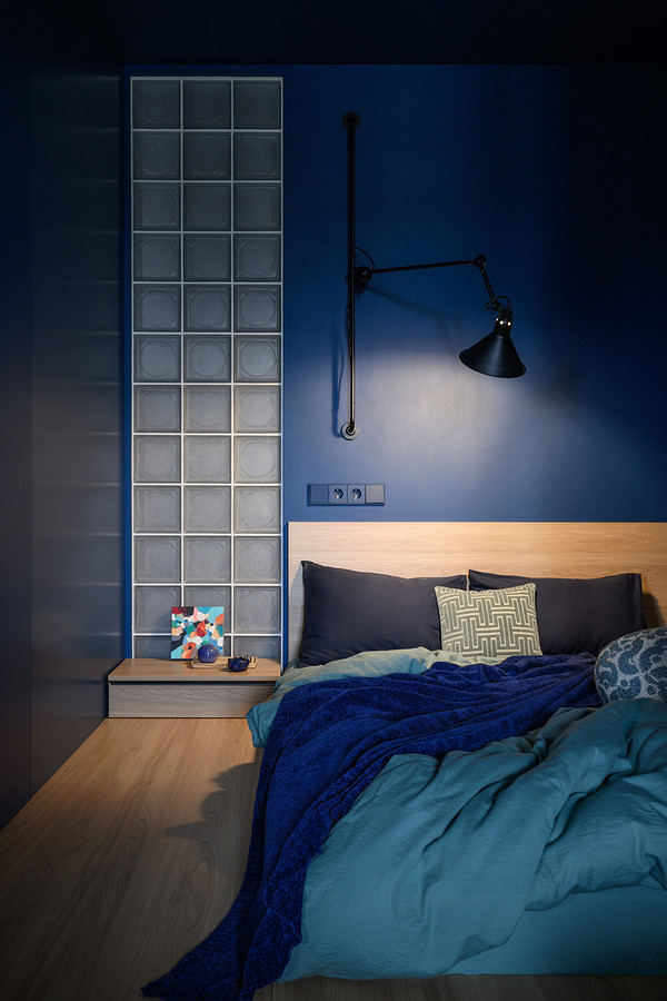 chambre en alcôve appartement 55m2 murs et plafond béton pavés de verre décoration colorée et contemporaine chambre en alcôve appartement 55m2 murs et plafond béton pavés de verre décoration colorée et contemporaine
