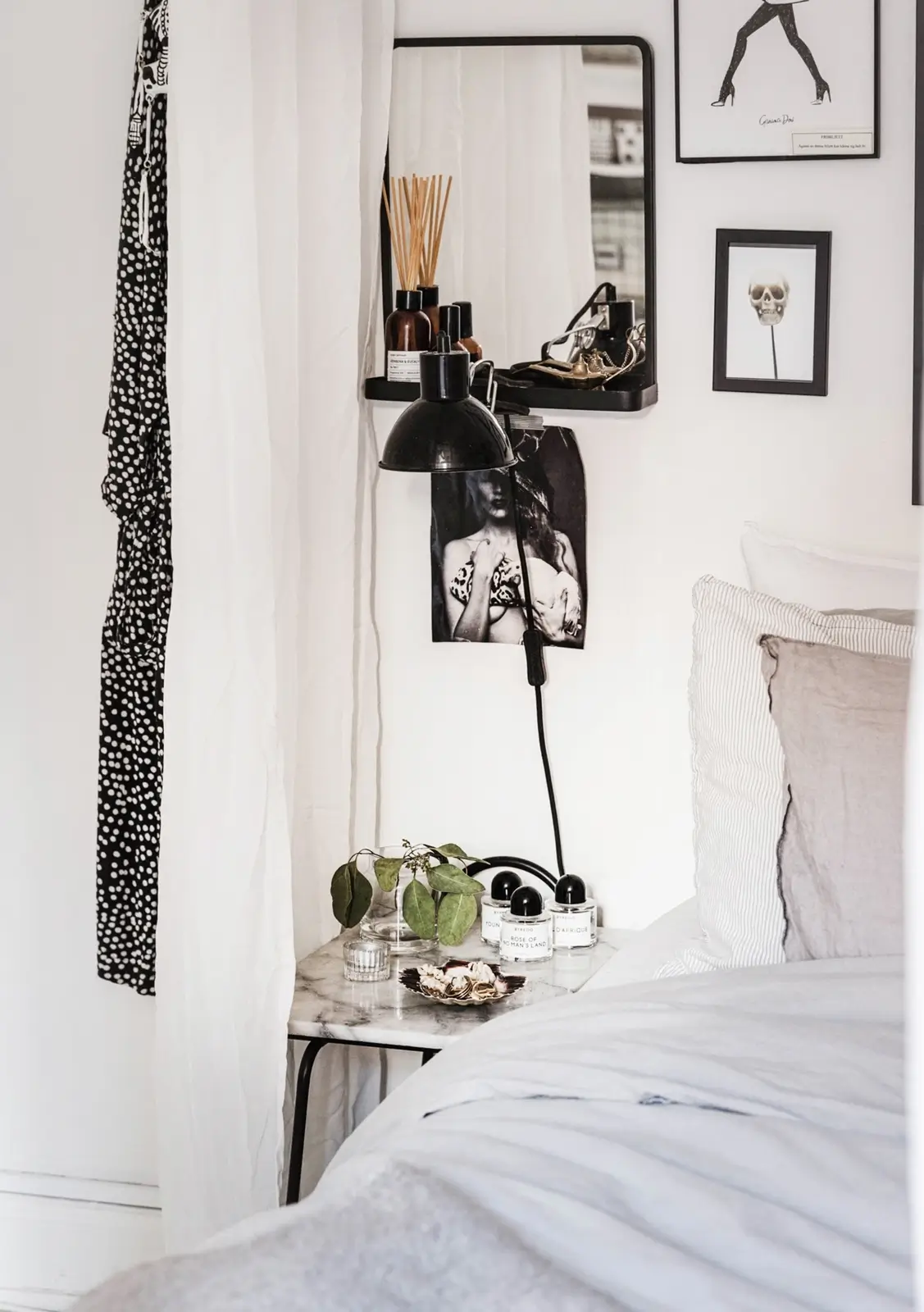 pièce principale avec lit caché par rideaux décoration blanche et scandinave studio 27m2 pièce principale avec lit caché par rideaux décoration blanche et scandinave studio 27m2