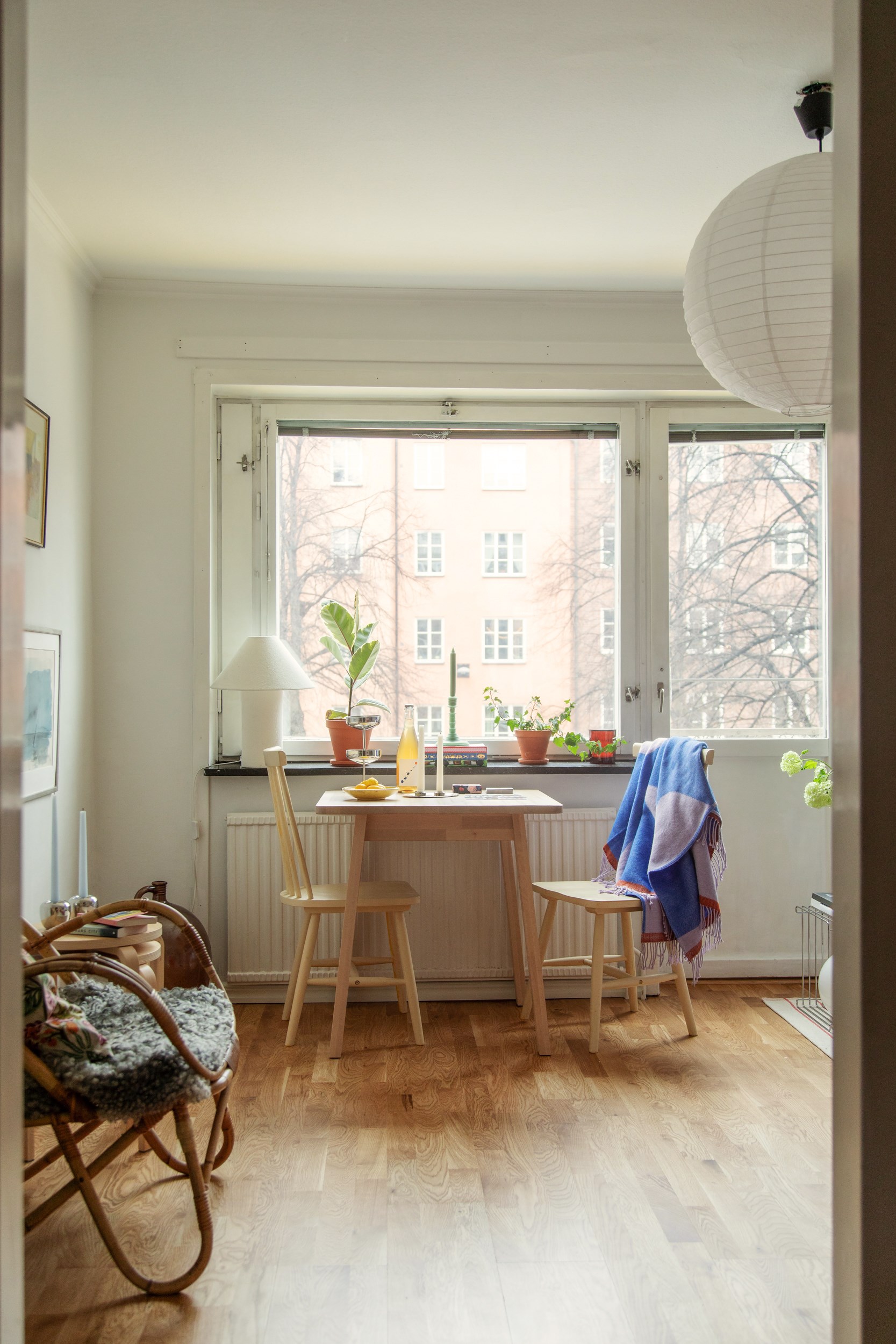 pièce principale studio 21m2 décoration colorée et scandinave