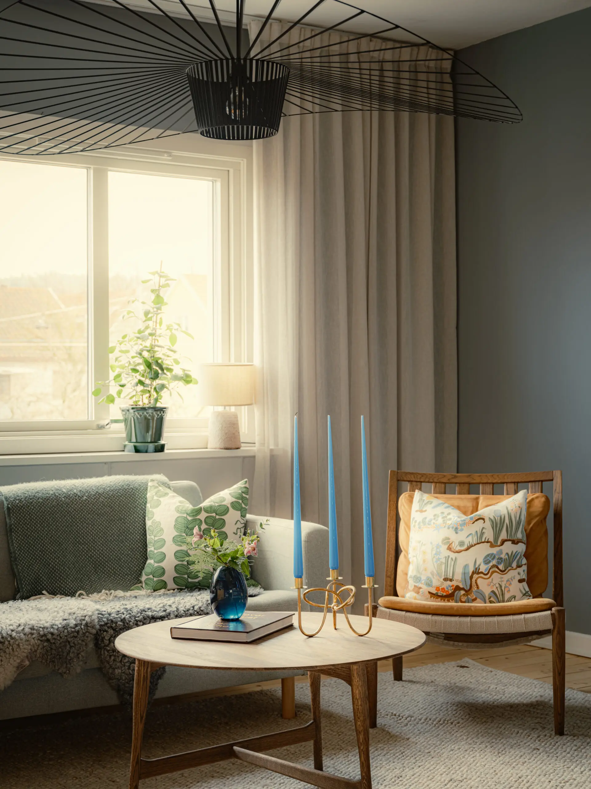 salon murs gris bleu appartement 53m2 décoration scandinave et vintage salon murs gris bleu appartement 53m2 décoration scandinave et vintage