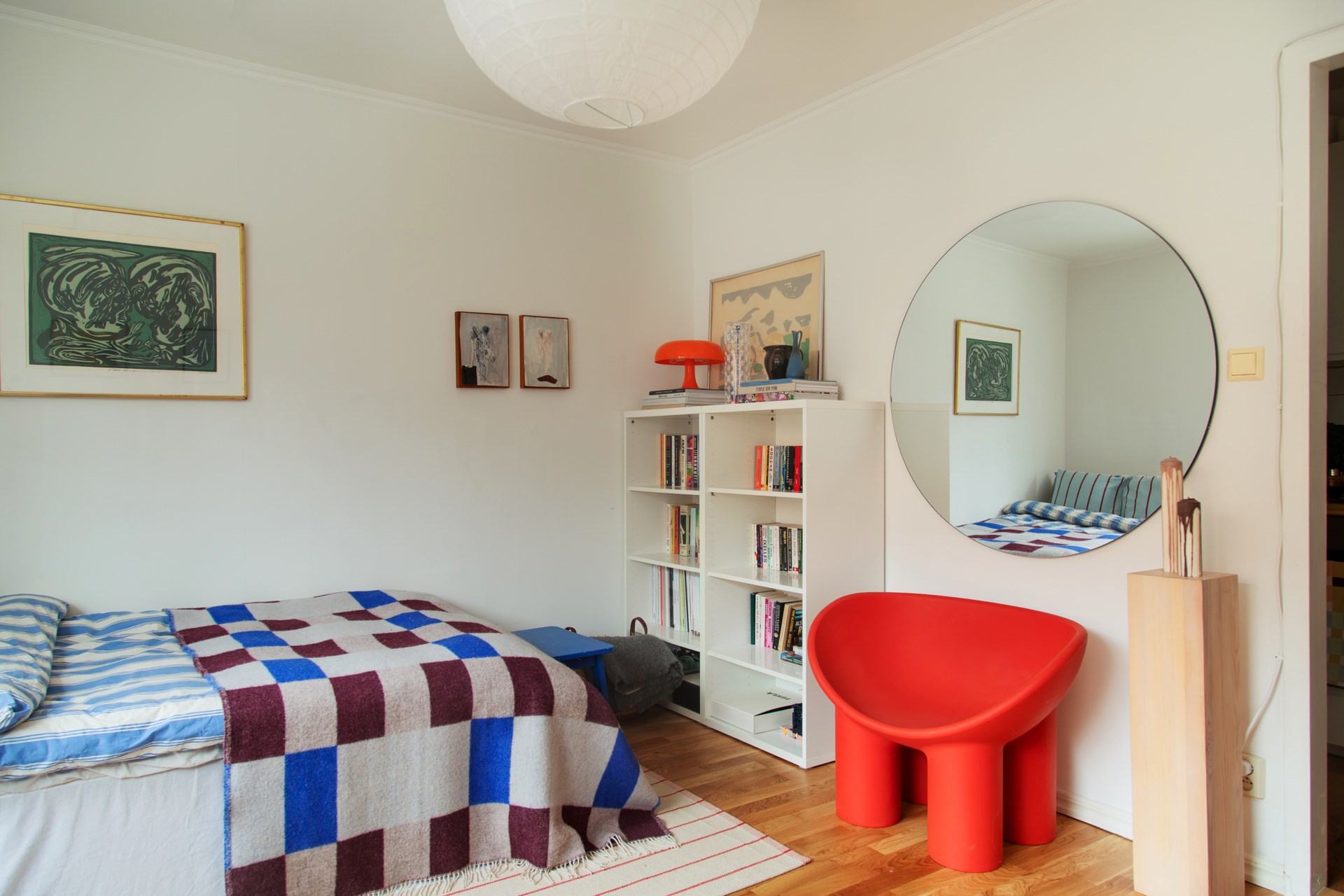 espace chambre studio 21m2 décoration colorée et scandinave fauteuil roly poly rouge