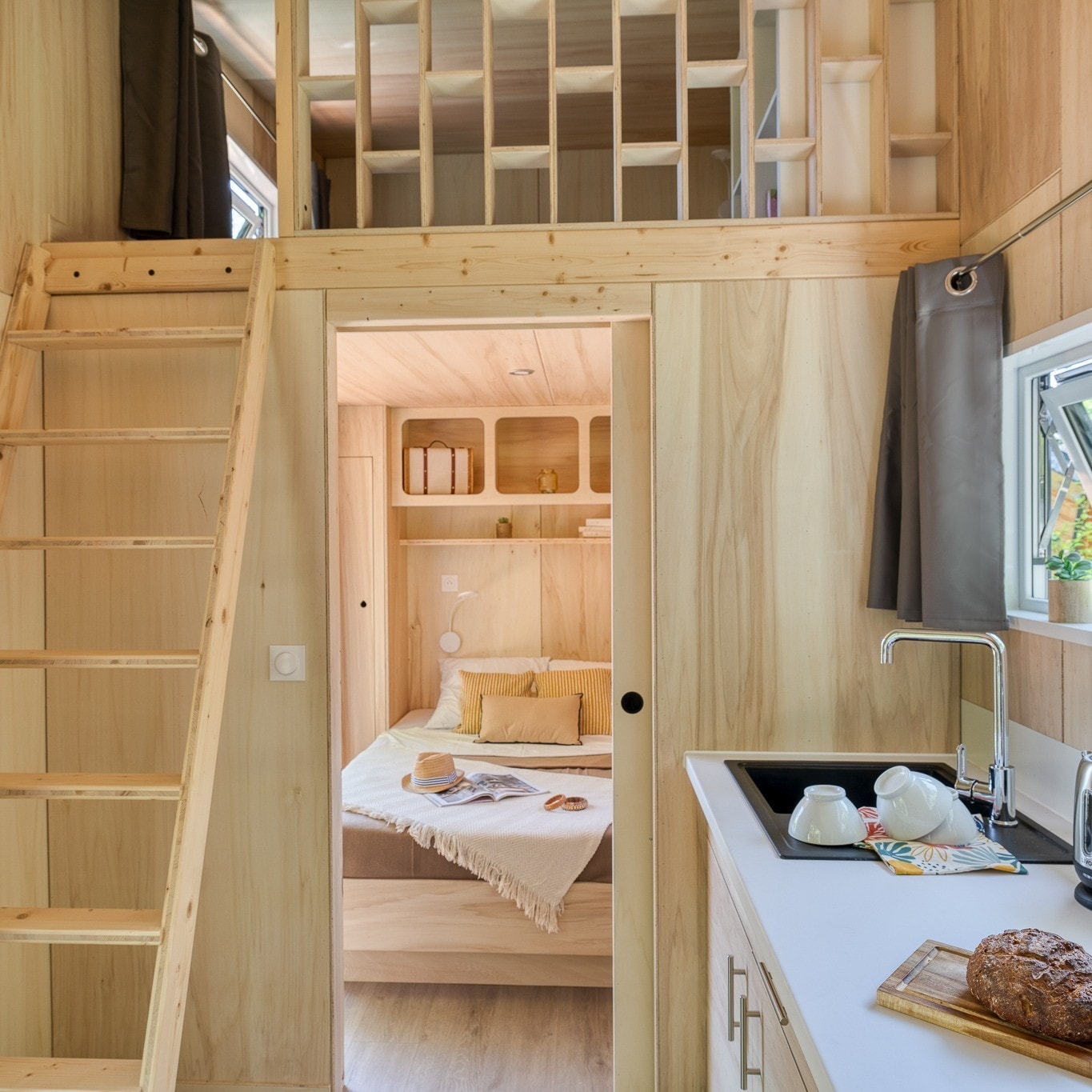 cuisine et chambre tiny house française 22m2 L’Intrépide de Ideal Tiny