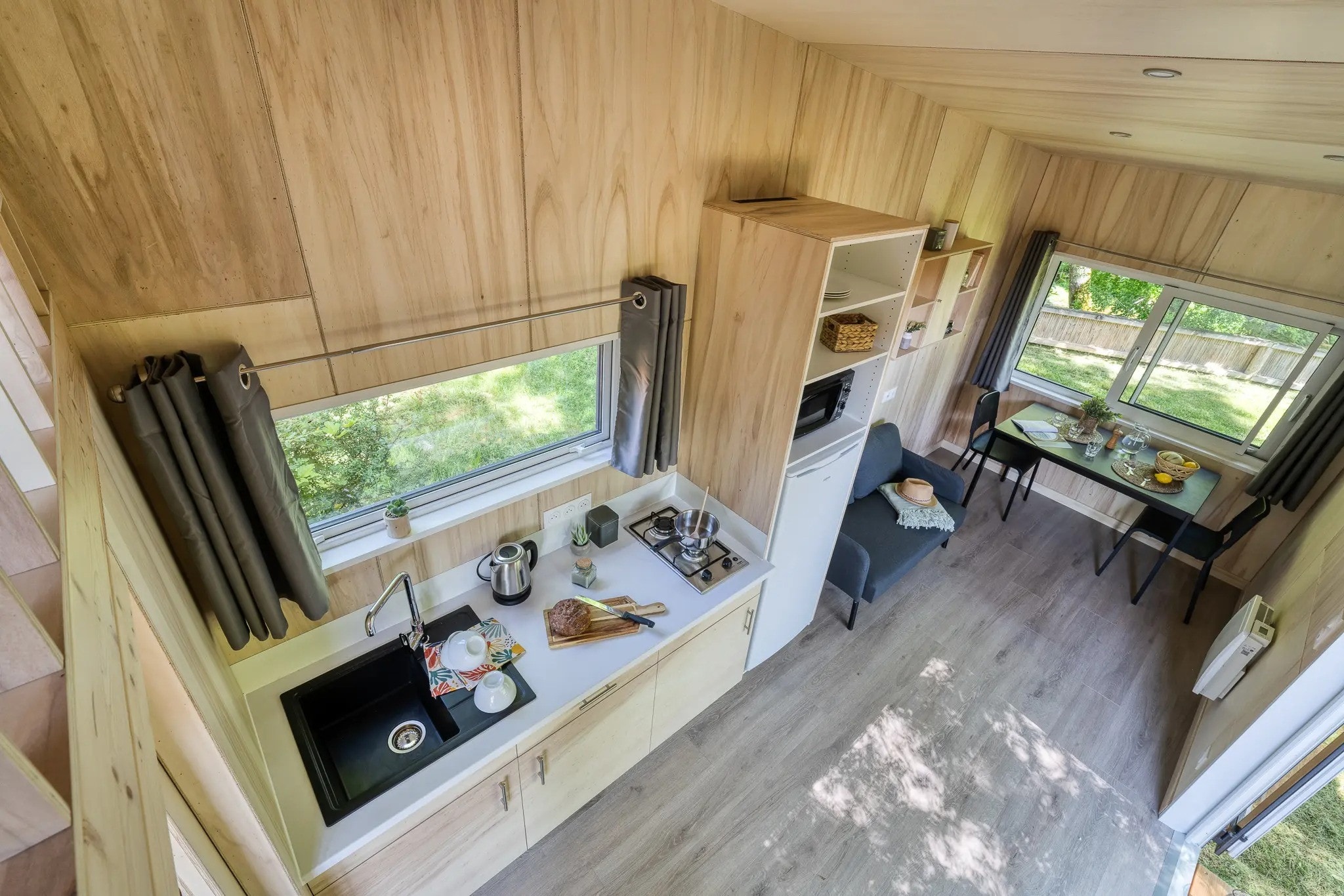salon et cuisine tiny house française 22m2 L’Intrépide de Ideal Tiny