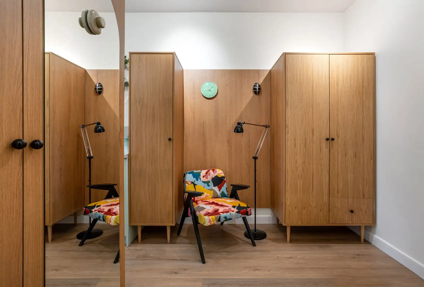 grande entrée avec placard et fauteuil studio 30m2 décoration colorée inspirée des années 70