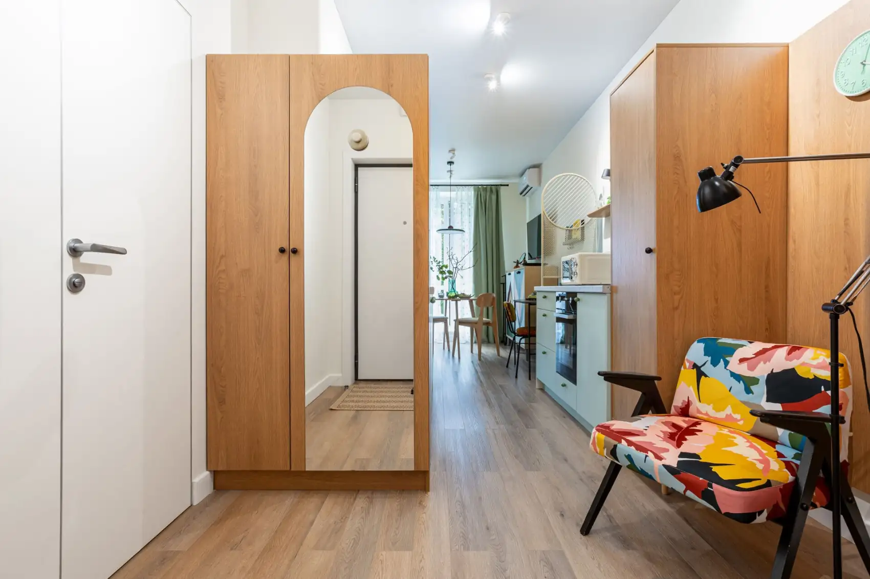 grande entrée avec placard et fauteuil studio 30m2 décoration colorée inspirée des années 70
