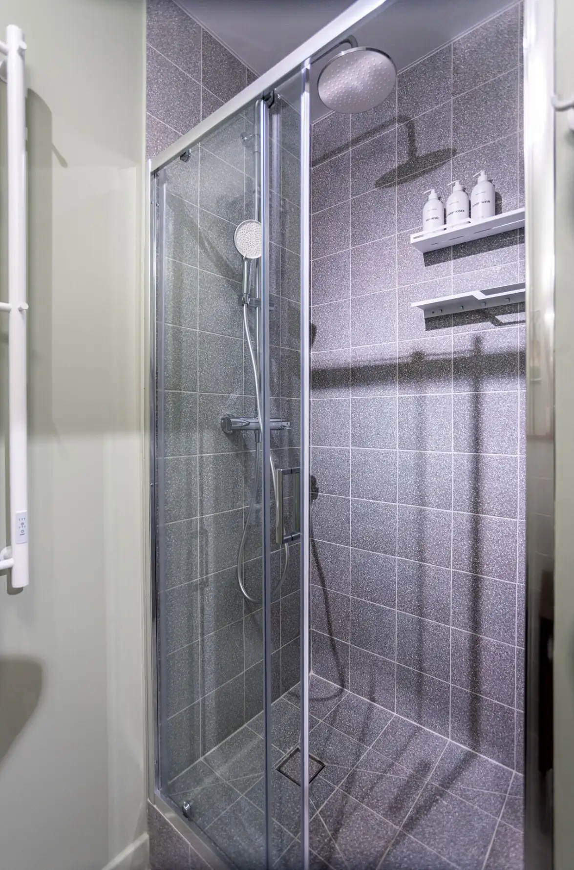 salle de bain grise et verte