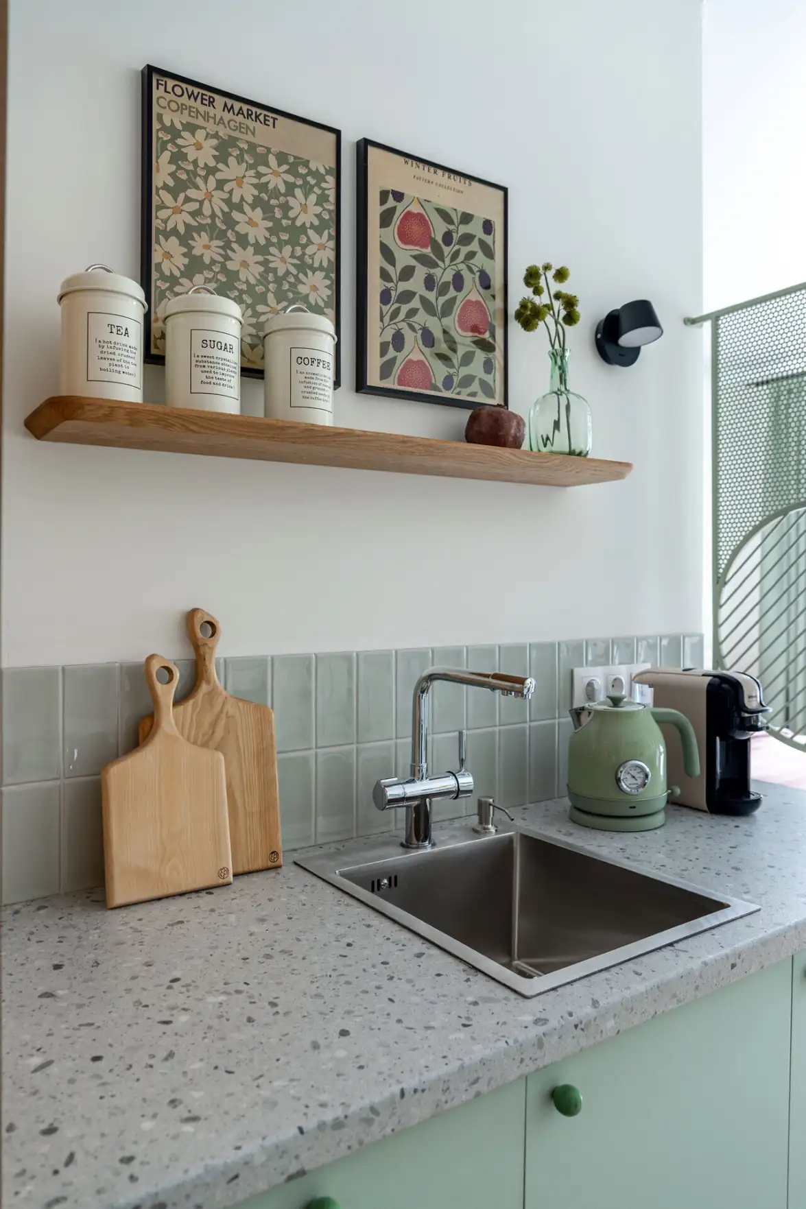 cuisine verte studio 30m2 décoration colorée inspirée des années 70