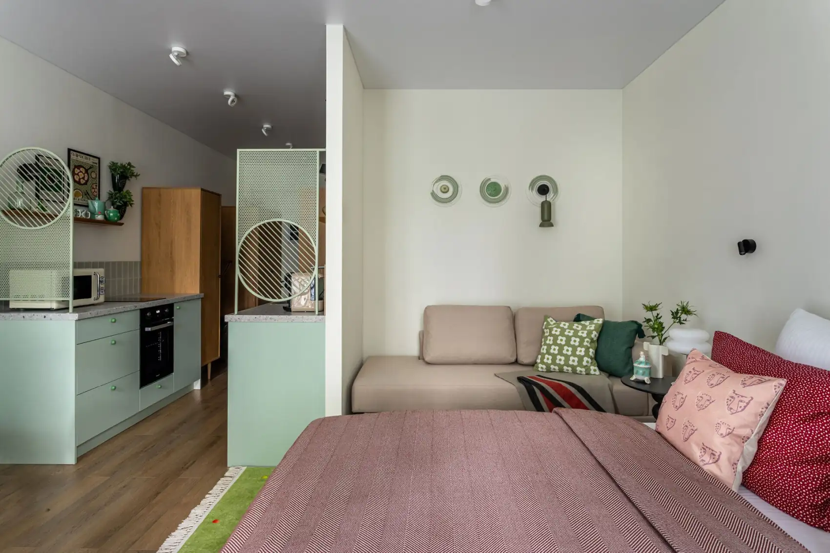 chambre avec canapé et cuisine verte studio 30m2 décoration colorée inspirée des années 70