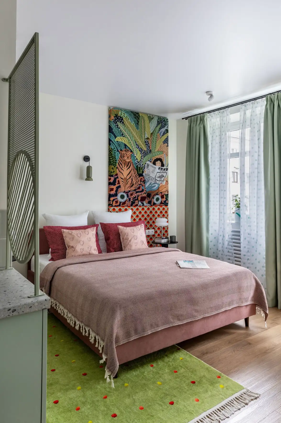 chambre avec claustra studio 30m2 décoration colorée inspirée des années 70