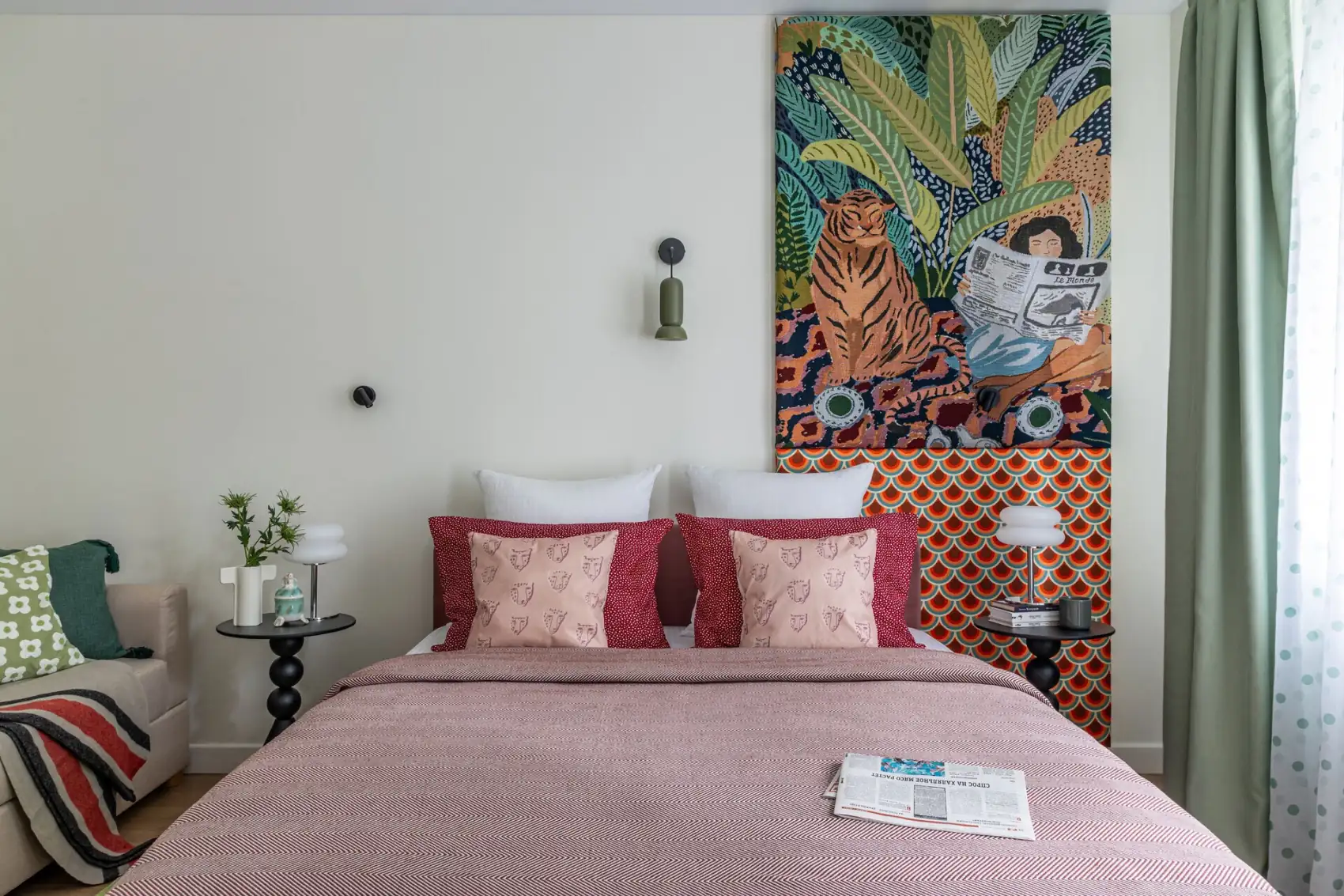 chambre avec canapé studio 30m2 décoration colorée inspirée des années 70