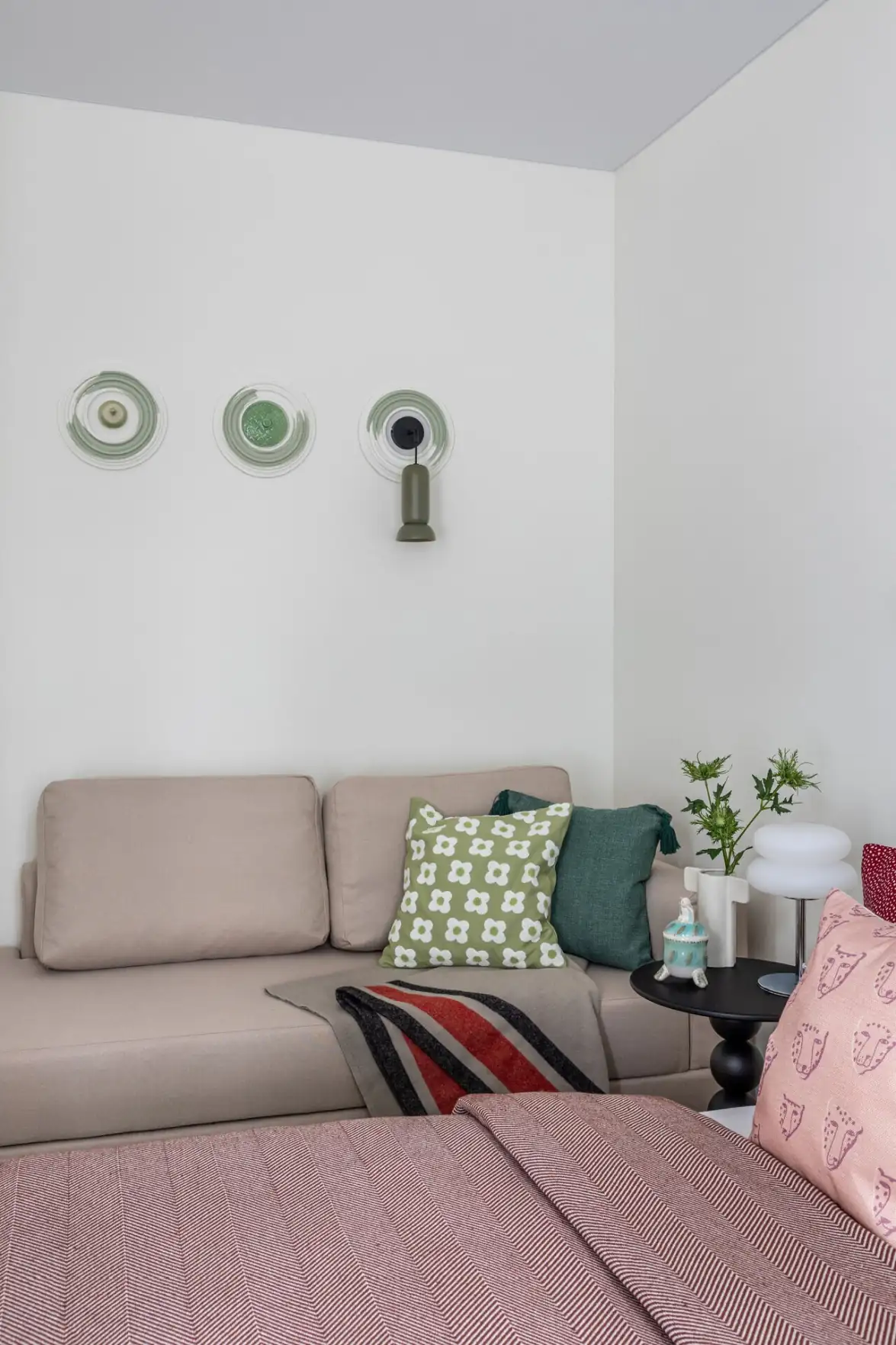 chambre avec canapé studio 30m2 décoration colorée inspirée des années 70