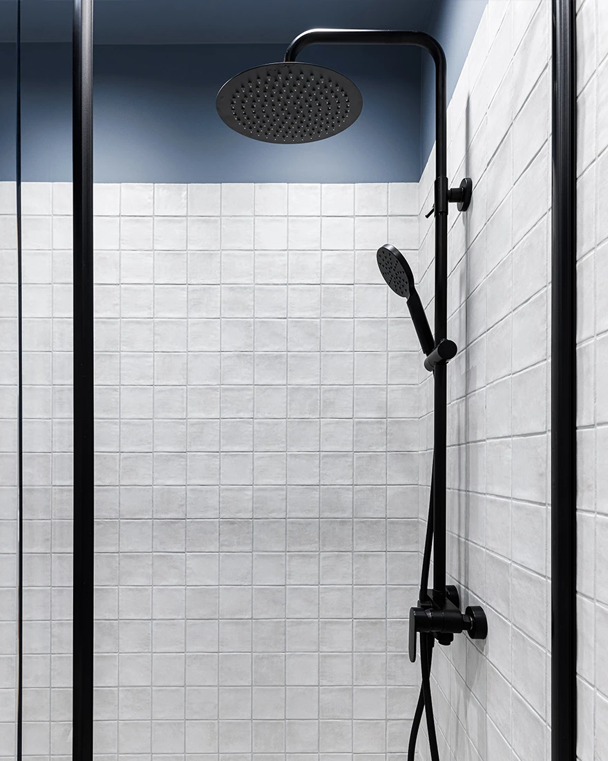 douche avec zelliges blanches et plafond bleu appartement design 33m2 douche avec zelliges blanches et plafond bleu appartement design 33m2