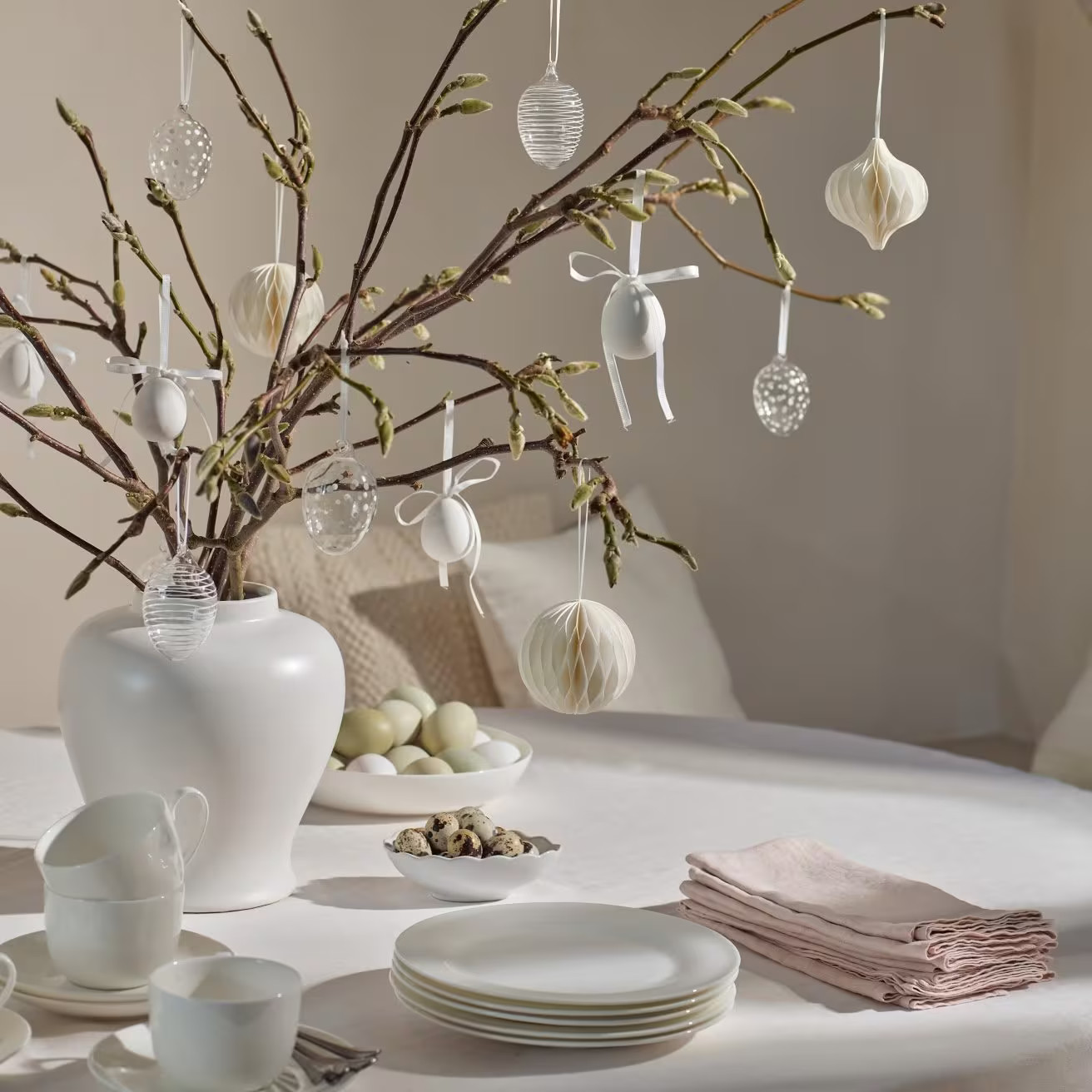 table de Pâques décorée en blanc The White Company