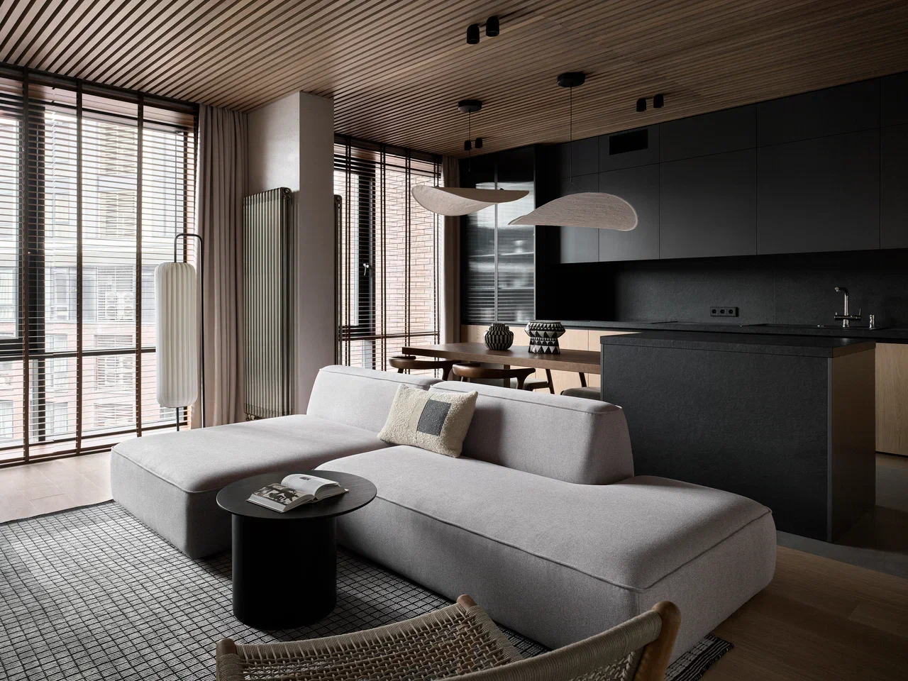 cuisine ouverte et salon canapé gris murs bois appartement décoration design style Japandi cuisine ouverte et salon canapé gris murs bois appartement décoration design style Japandi