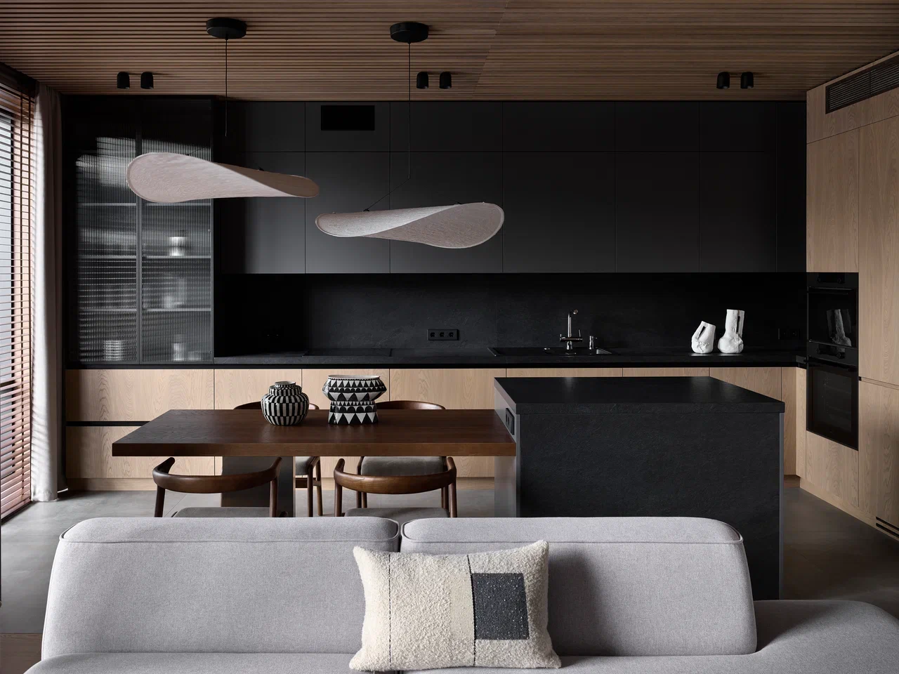 cuisine ouverte et salon canapé gris murs bois appartement décoration design style Japandi cuisine ouverte et salon canapé gris murs bois appartement décoration design style Japandi