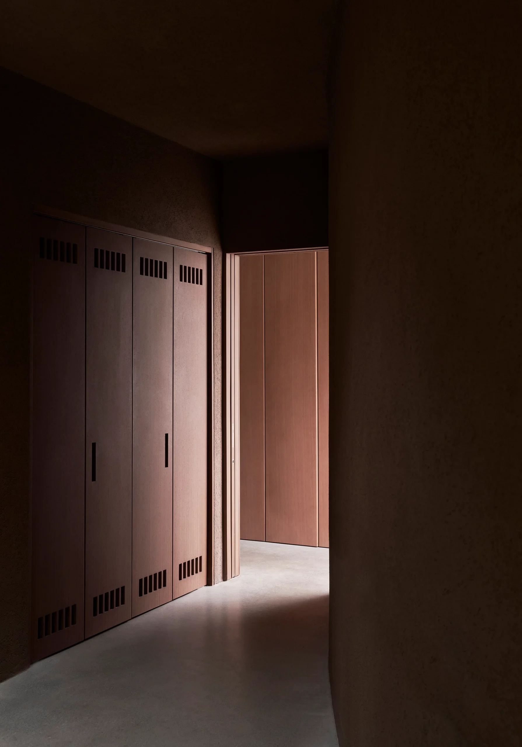 couloir avec placards maison Vipp au bord d'un étang dans l'état de New York architecte Johnston Marklee