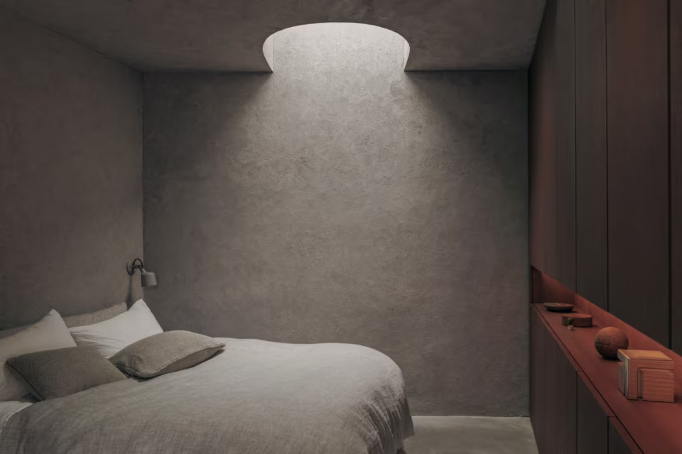 chambre avec puits de lumière maison Vipp au bord d'un étang dans l'état de New York architecte Johnston Marklee