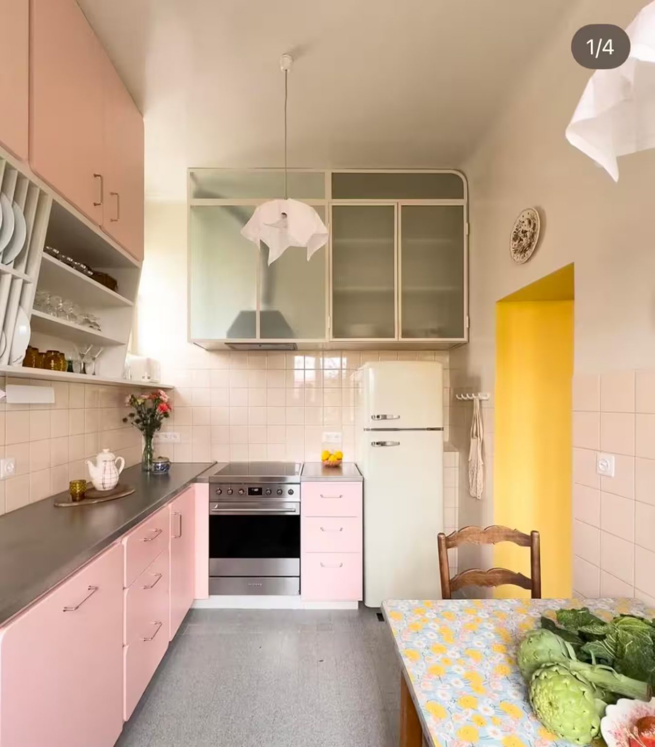 cuisine rose sol ancien gris maison de ville Marseille décoration vintage Villa Medjé cuisine rose sol ancien gris maison de ville Marseille décoration vintage Villa Medjé