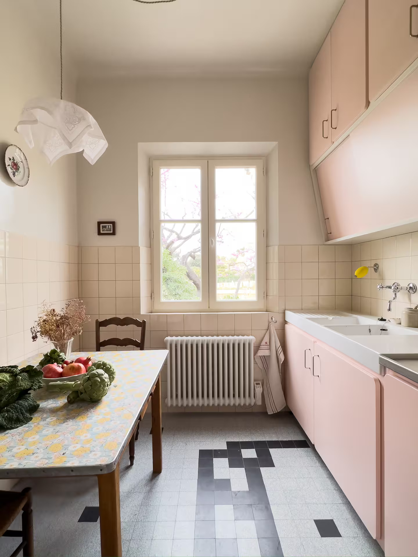 cuisine rose sol ancien gris maison de ville Marseille décoration vintage Villa Medjé cuisine rose sol ancien gris maison de ville Marseille décoration vintage Villa Medjé
