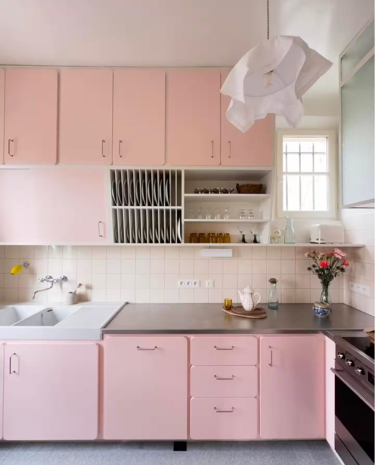 cuisine rose sol ancien gris maison de ville Marseille décoration vintage Villa Medjé cuisine rose sol ancien gris maison de ville Marseille décoration vintage Villa Medjé