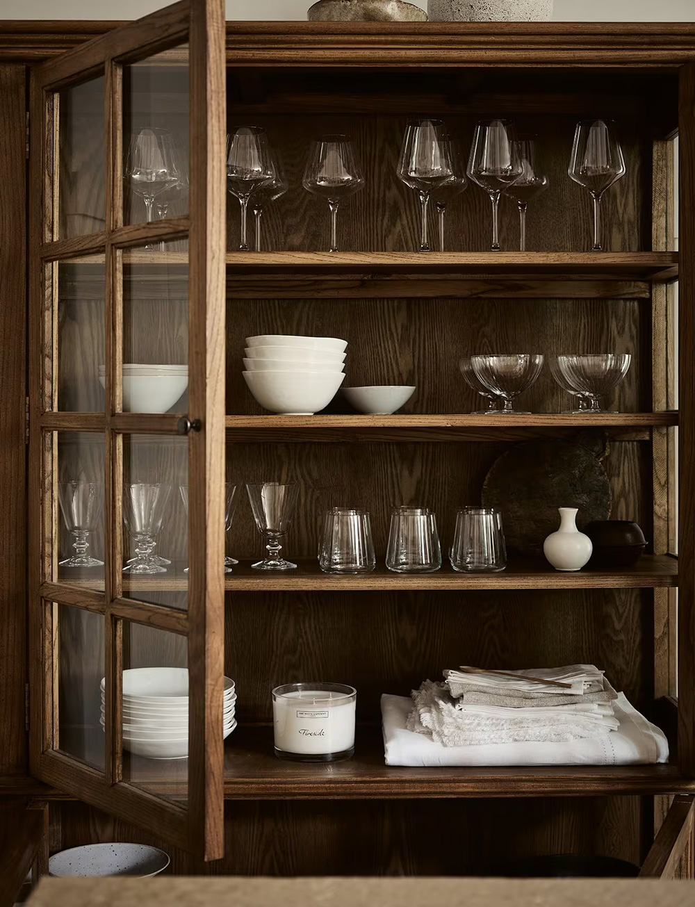 vitrine en bois avec vaisselle blanche The White Company