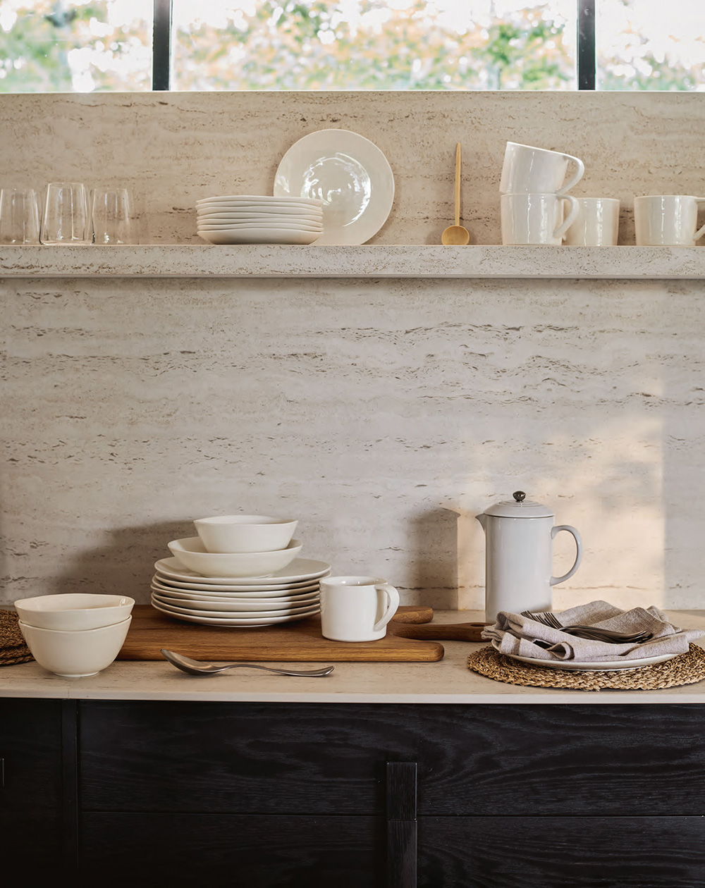 mobilier cuisine bois et plan de travail et crédence en travertin