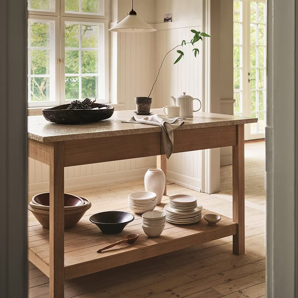 îlot de cuisine en bois avec vaisselle The White Company