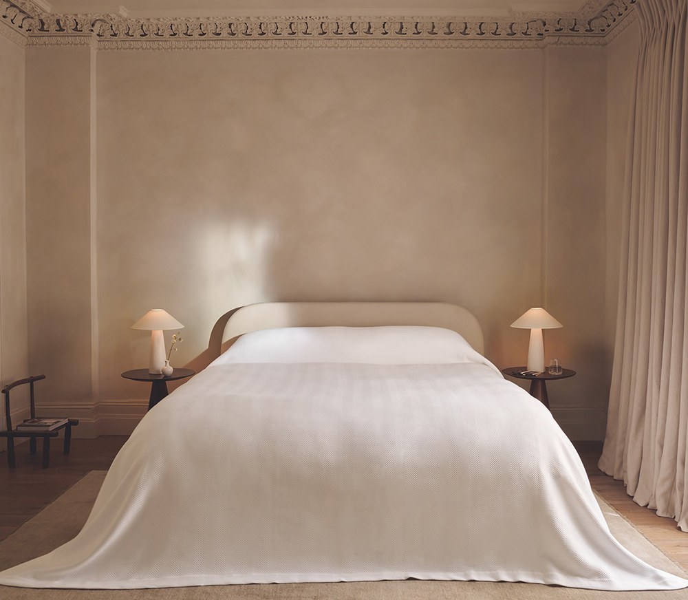 chambre avec moulures décoration naturelle et printanière The White Company