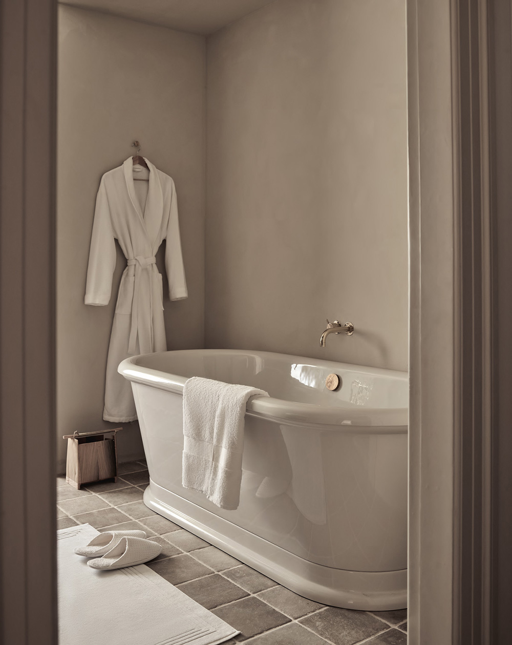 salle de bain classique chic avec baignoire îlot