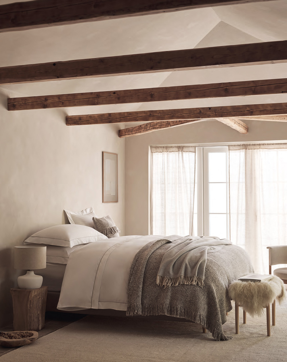 chambre avec poutres décoration naturelle et printanière The White Company