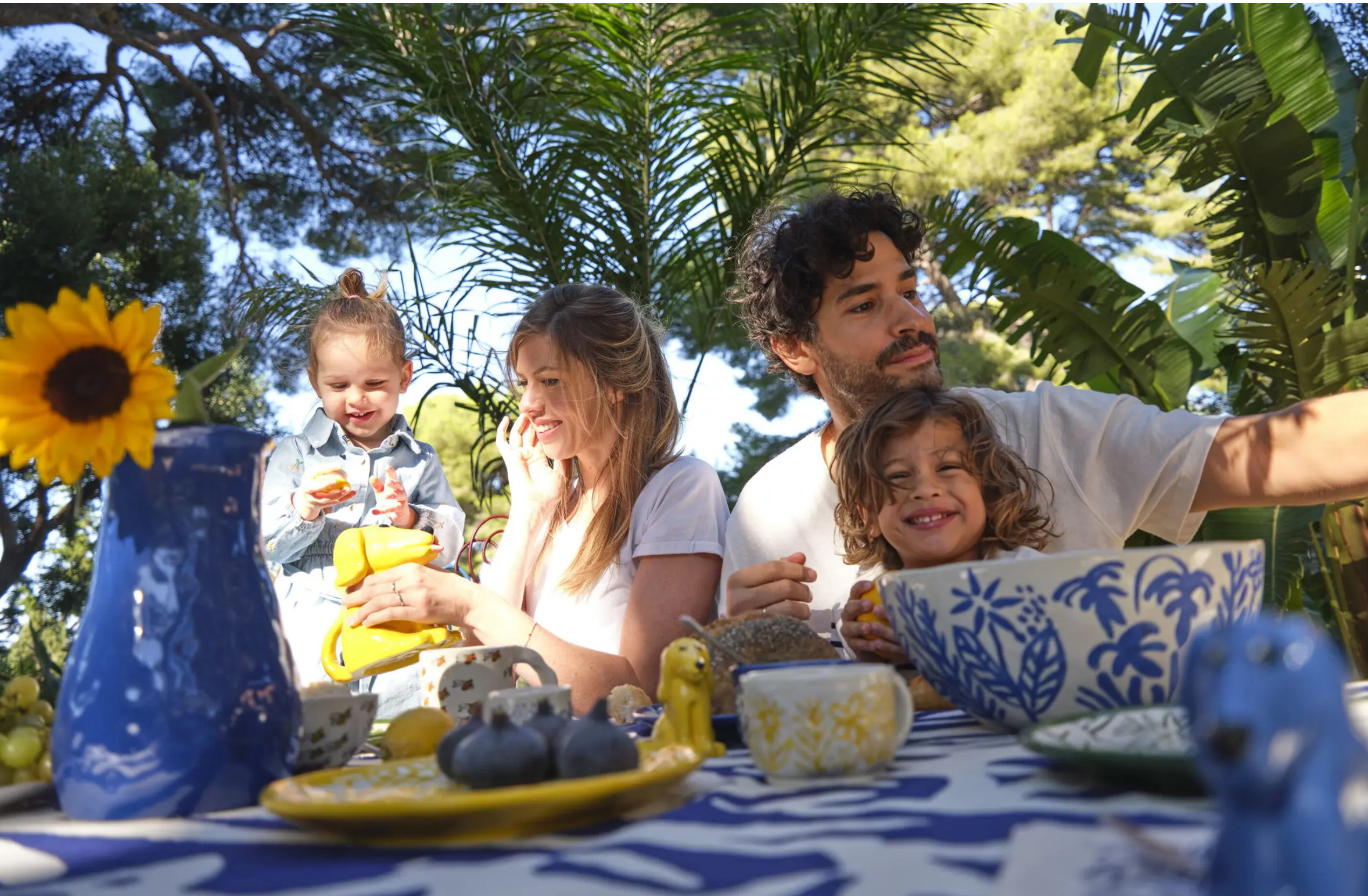 famille devant table de jardin décoration et vaisselle colorée collaboration Monoprix x B.D. Graft famille devant table de jardin décoration et vaisselle colorée collaboration Monoprix x B.D. Graft