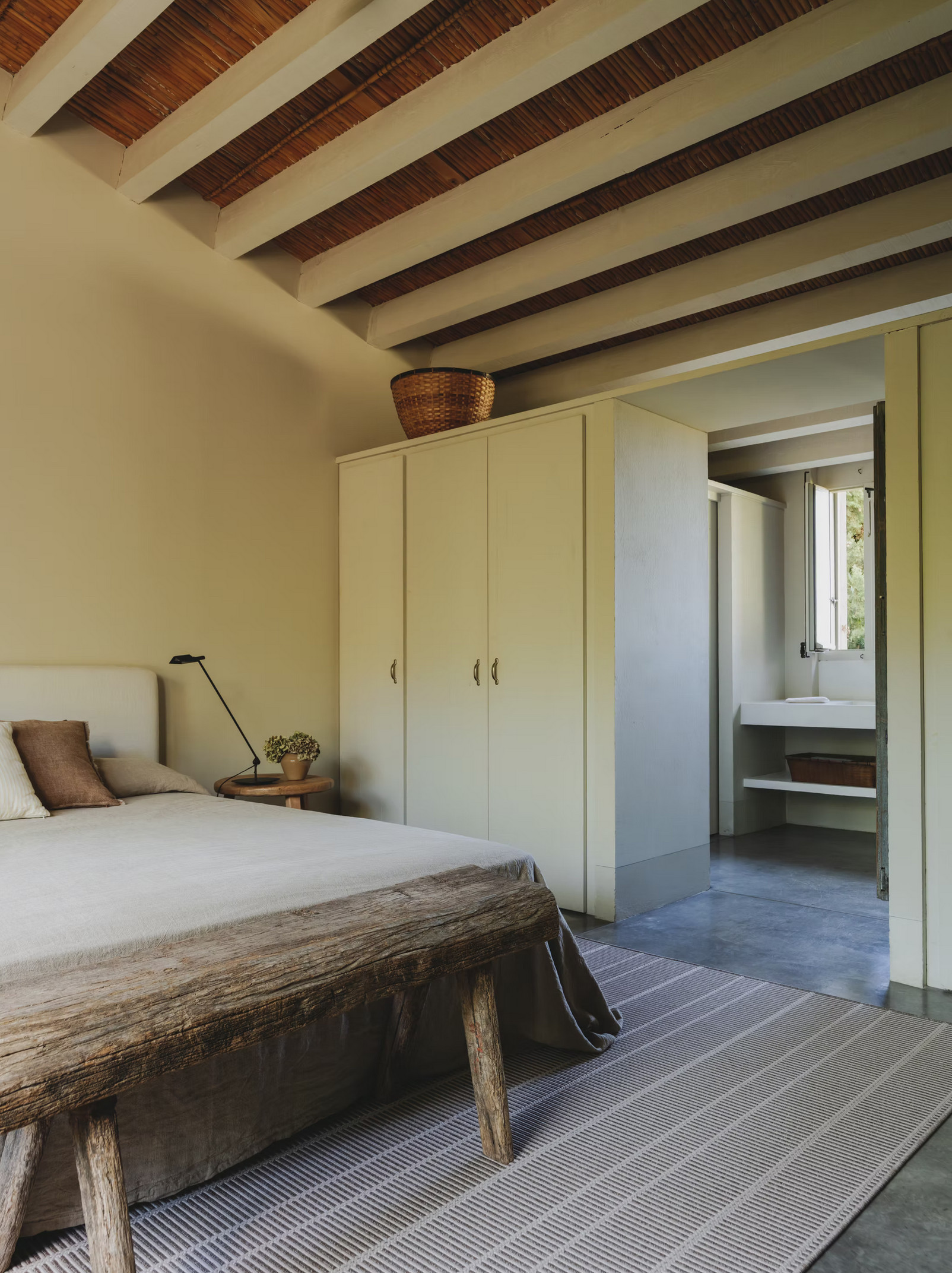 chambre avec poutres et salle de bain décoration rustique chic épurée maison méditerranéenne et écologique en Espagne chambre avec poutres et salle de bain décoration rustique chic épurée maison méditerranéenne et écologique en Espagne