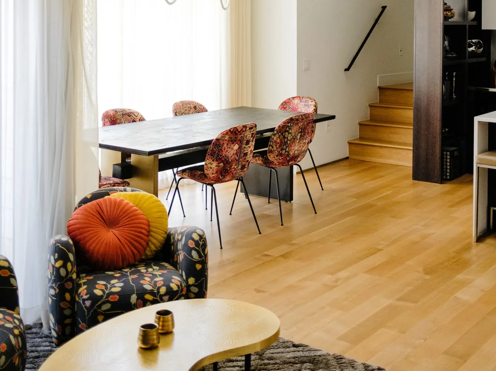 Une maison de ville design à l’architecture contemporaine et terrasse sur le toit