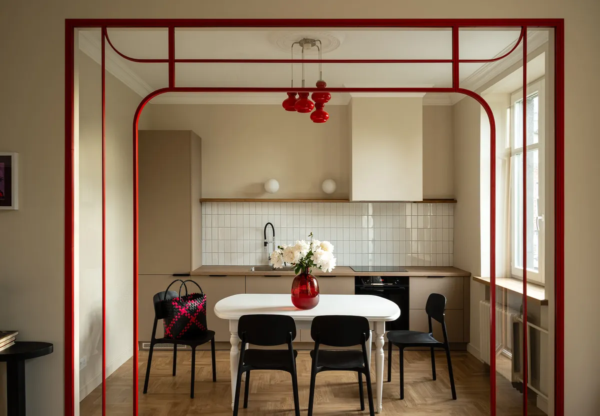 Un appartement vintage de 61m2 : un aménagement réveillé par des touches de rouge
