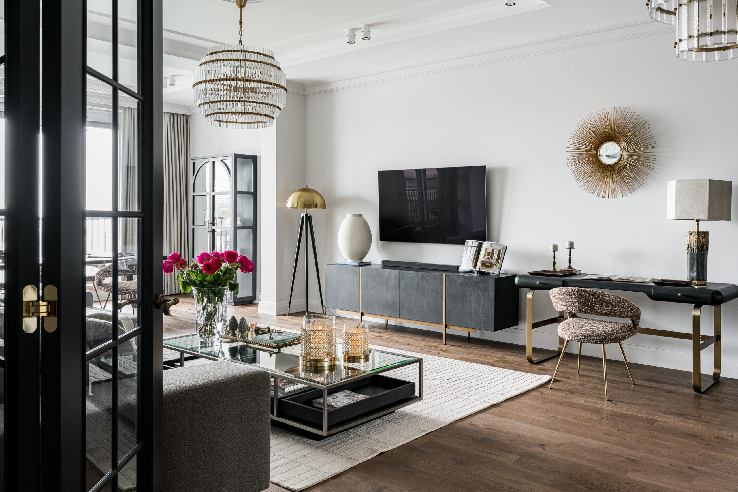 salon avec bureau et salle à manger portes vitrées noires appartement décoration contemporaine
