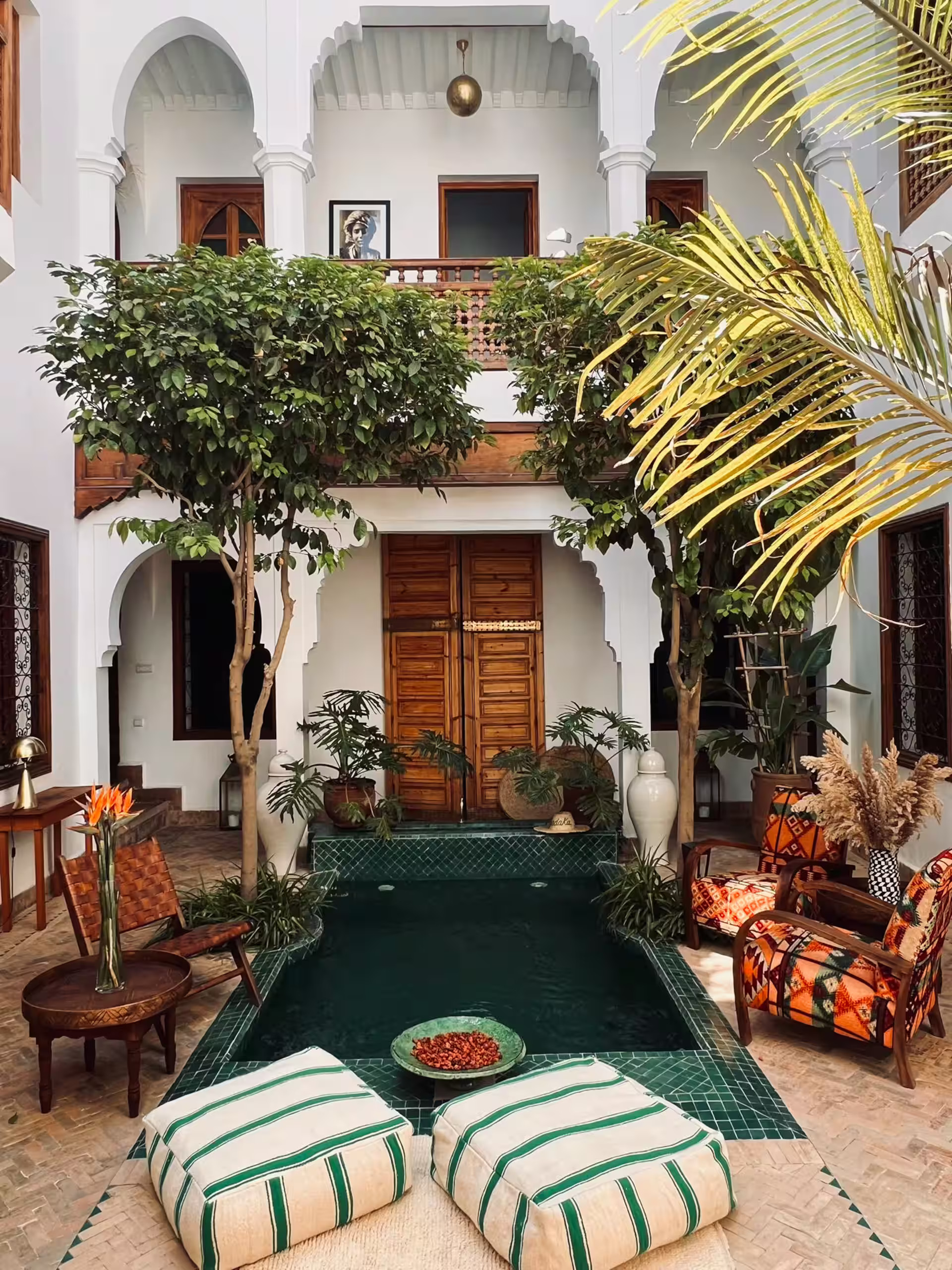patio avec bassin zelliges vertes Riad Sadaka Marrakech décoration marocaine patio avec bassin zelliges vertes Riad Sadaka Marrakech décoration marocaine
