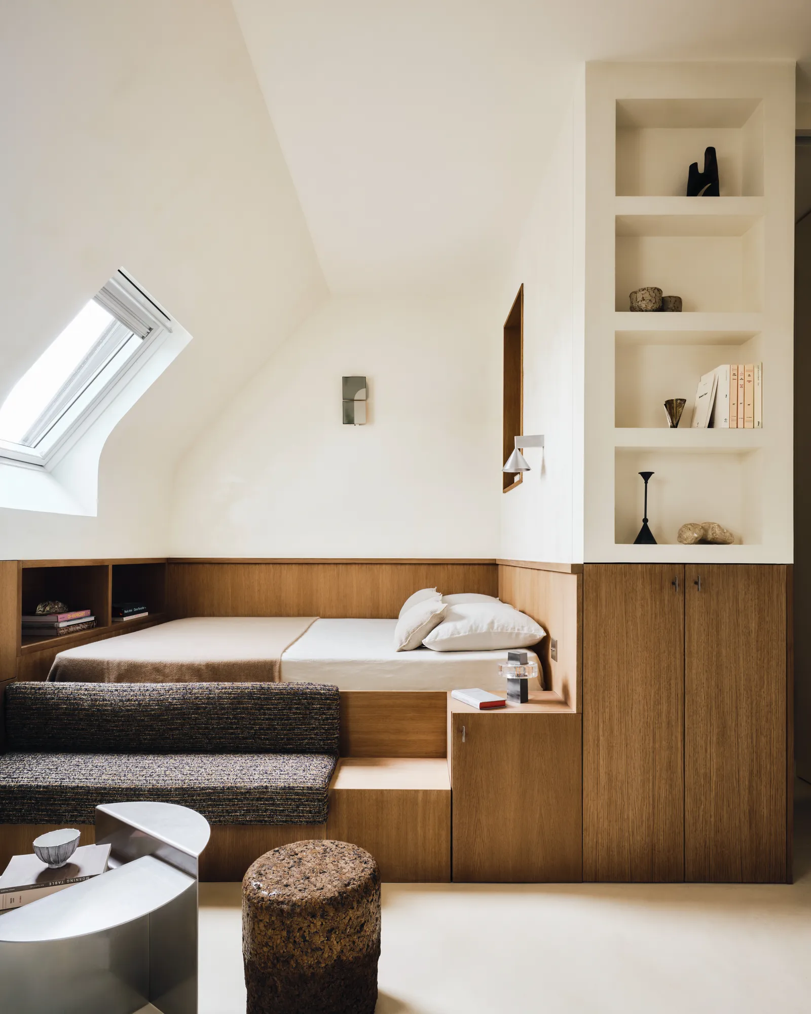 studio 23m2 mansardé dans ancienne chambre de bonne à Paris décoration contemporaine studio 23m2 mansardé dans ancienne chambre de bonne à Paris décoration contemporaine