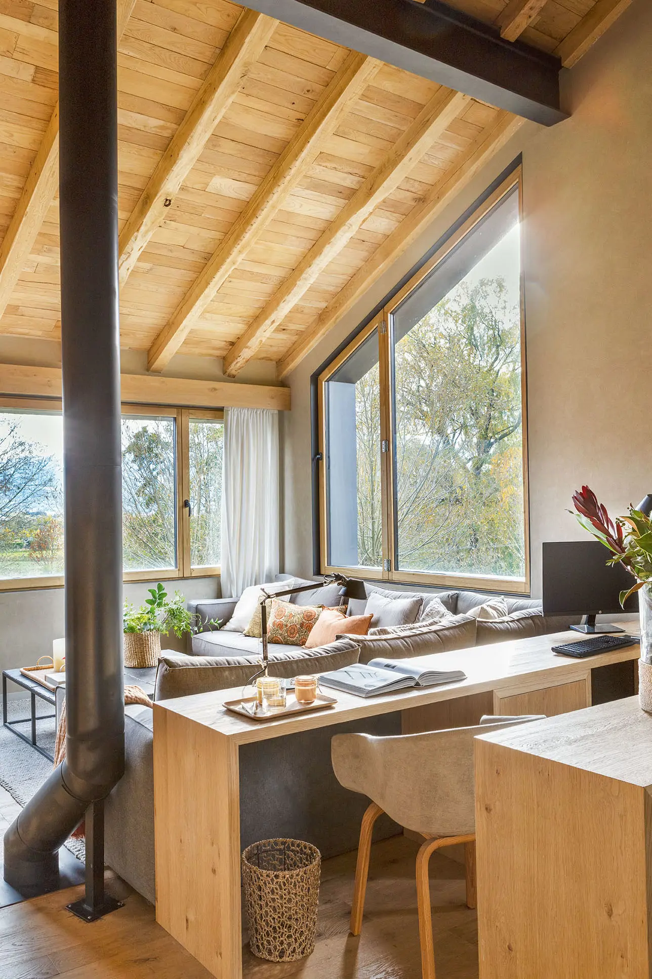 salon double hauteur décoration contemporaine maison en bois Espagne