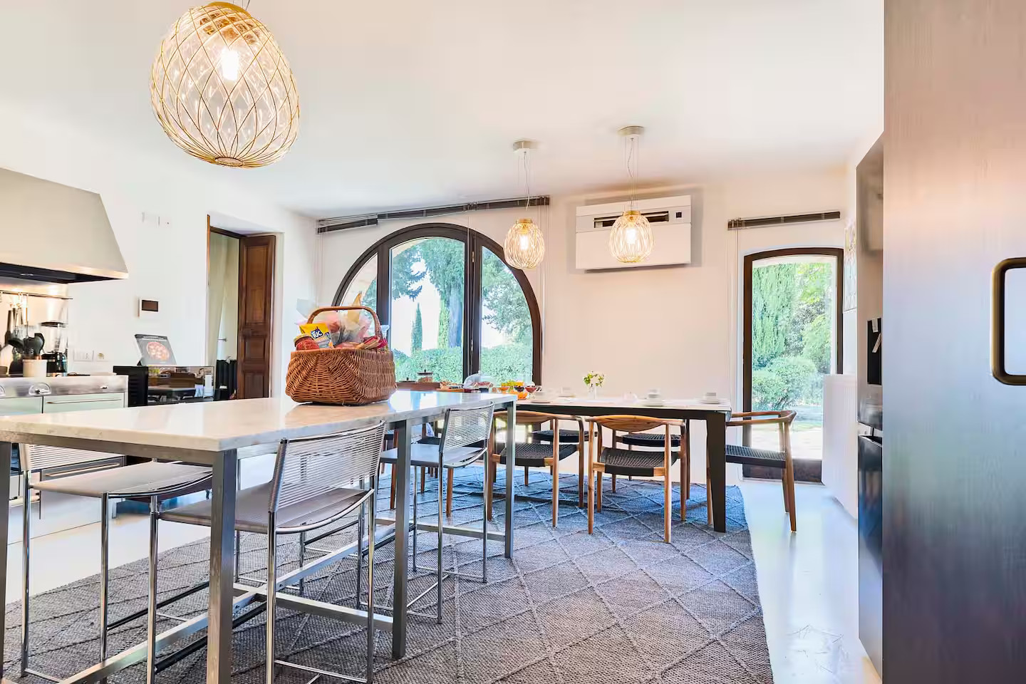 cuisine et salle à manger fenêtre cintrée maison en pierres Toscane Italie cuisine et salle à manger fenêtre cintrée maison en pierres Toscane Italie