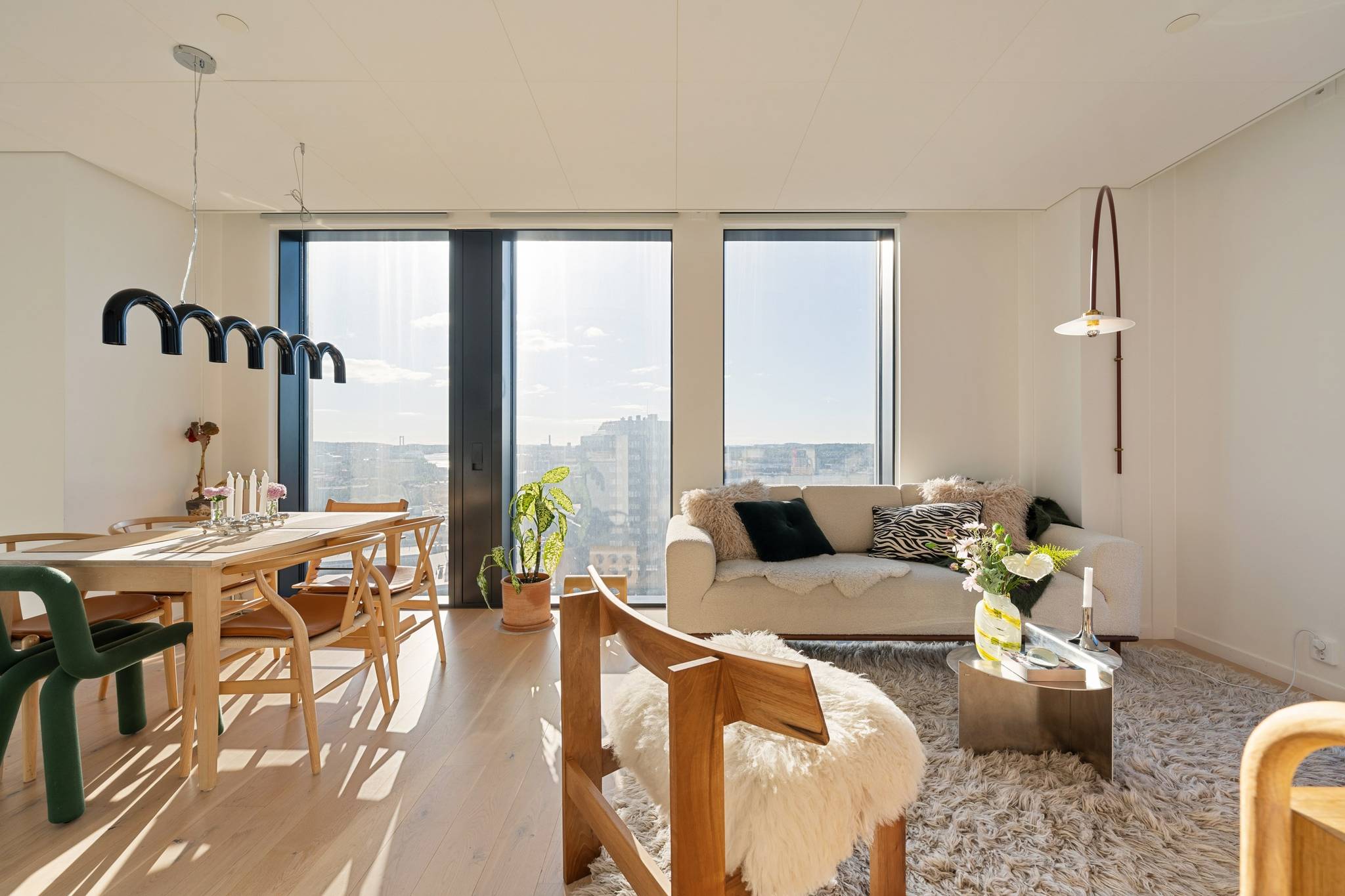 salle à manger suspension Arch et salon décoration design et scandinave deux-pièces 55m2 tour Karlatornet Göteborg salle à manger suspension Arch et salon décoration design et scandinave deux-pièces 55m2 tour Karlatornet Göteborg