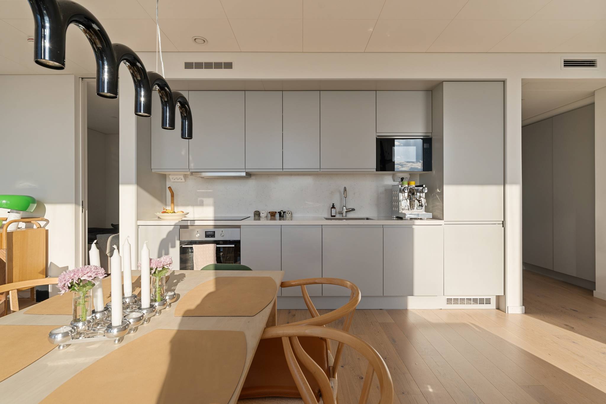 salle à manger suspension Arch et cuisine décoration design et scandinave deux-pièces 55m2 tour Karlatornet Göteborg salle à manger suspension Arch et cuisine décoration design et scandinave deux-pièces 55m2 tour Karlatornet Göteborg