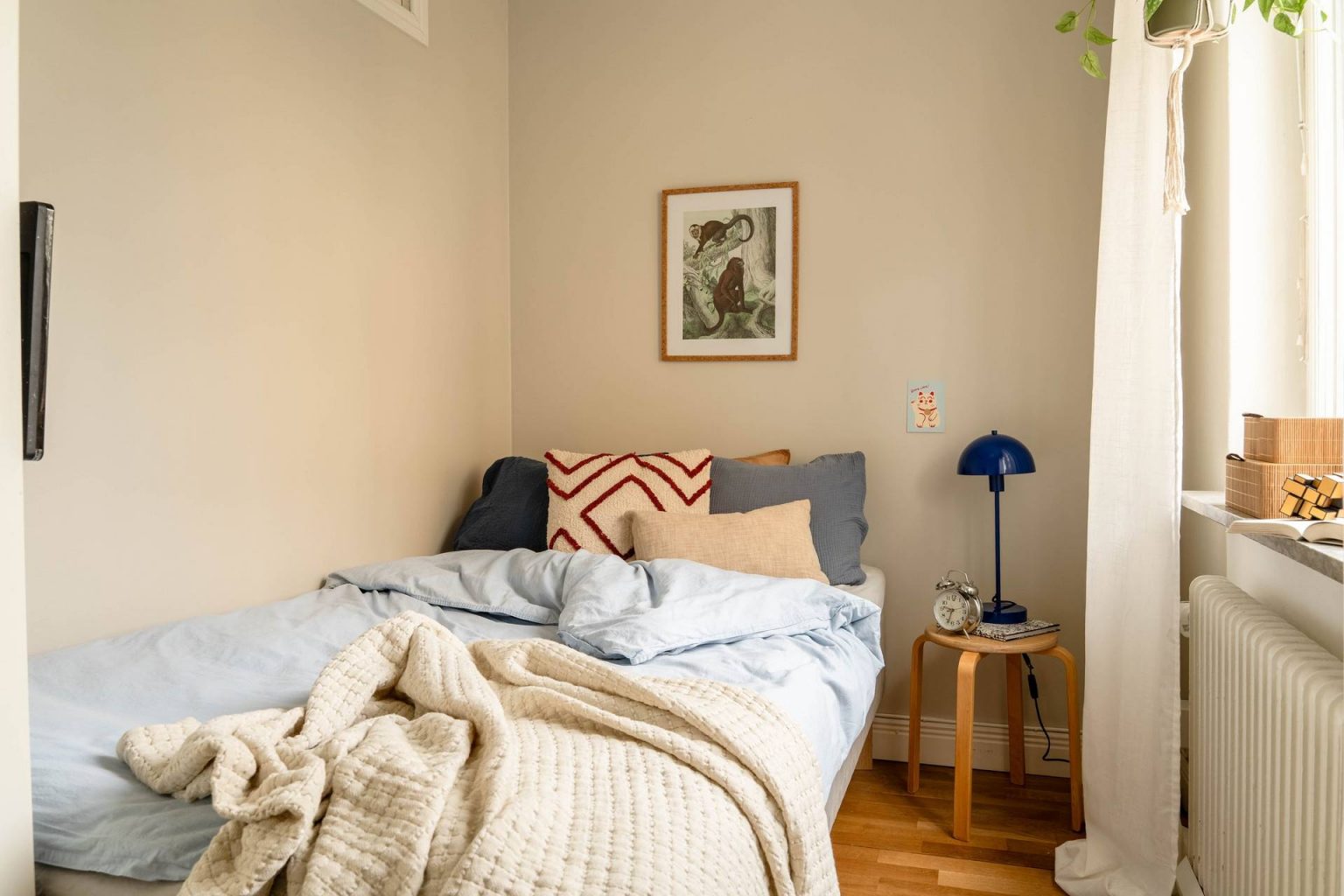 chambre murs beiges décoration scandinave deux-pièces 35m2