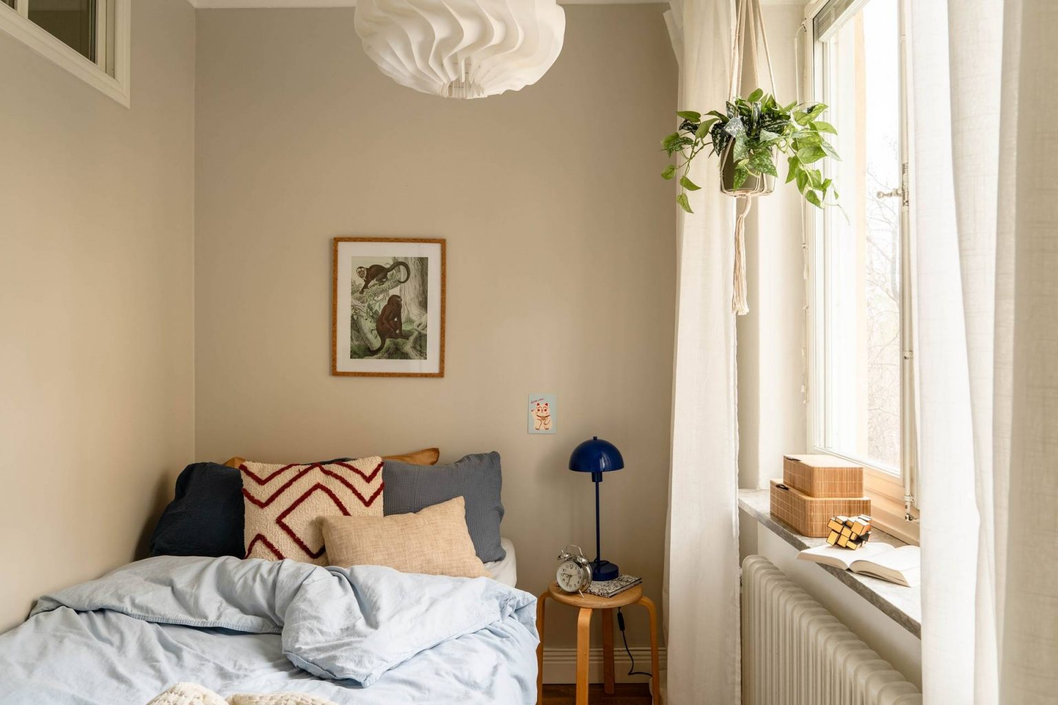 chambre murs beiges décoration scandinave deux-pièces 35m2